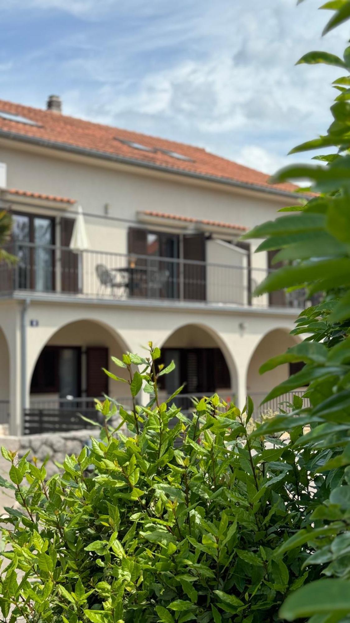 Apartments Ein Haus In Der Sonne Malinska Kamer foto